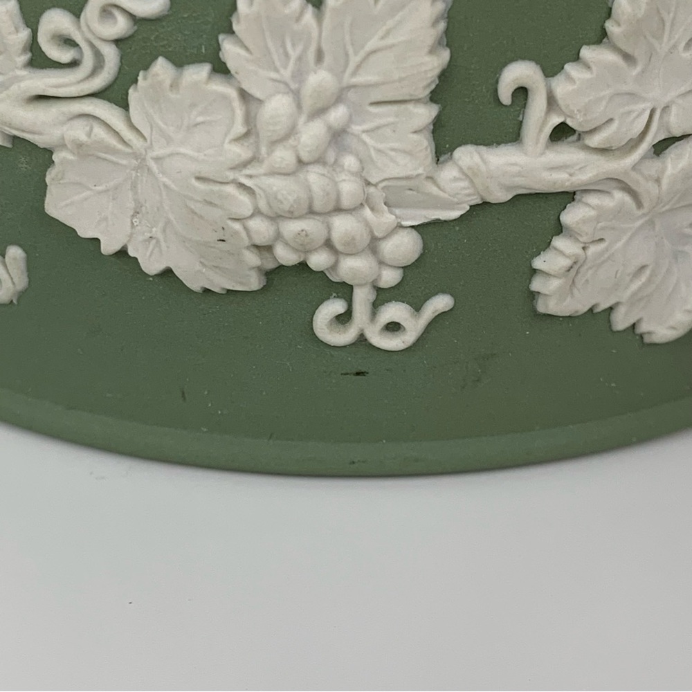 Wedgwood Sage Green Jasperware Lidded Round Box Large 5" Spike Knob Vtg Vines - Picture 11 of 16